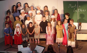 Blick auf die Kinderchor-Kinder während eines Konzerts