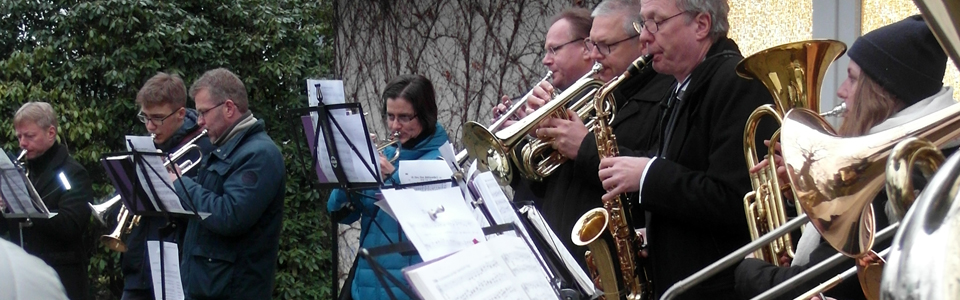 Blick auf einige Musiker des Posaunenchores